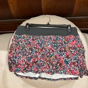Lululemon Play Off Pleats Skirt Skort Size 8 Floral Multi, EUC